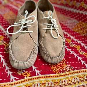 Lace up desert bootie loafers in pale beige suede with stitched edges.